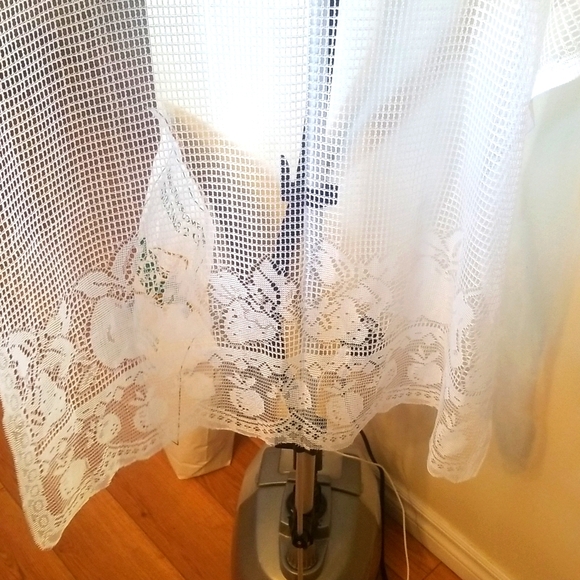 10/$10 Country Theme Lace Curtains (2) - Picture 1 of 3